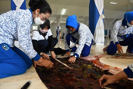 Manfaatkan Alam Sekitar Ciptakan Busana, Korcab VI DJA II Pelatihan Batik Ecoprint