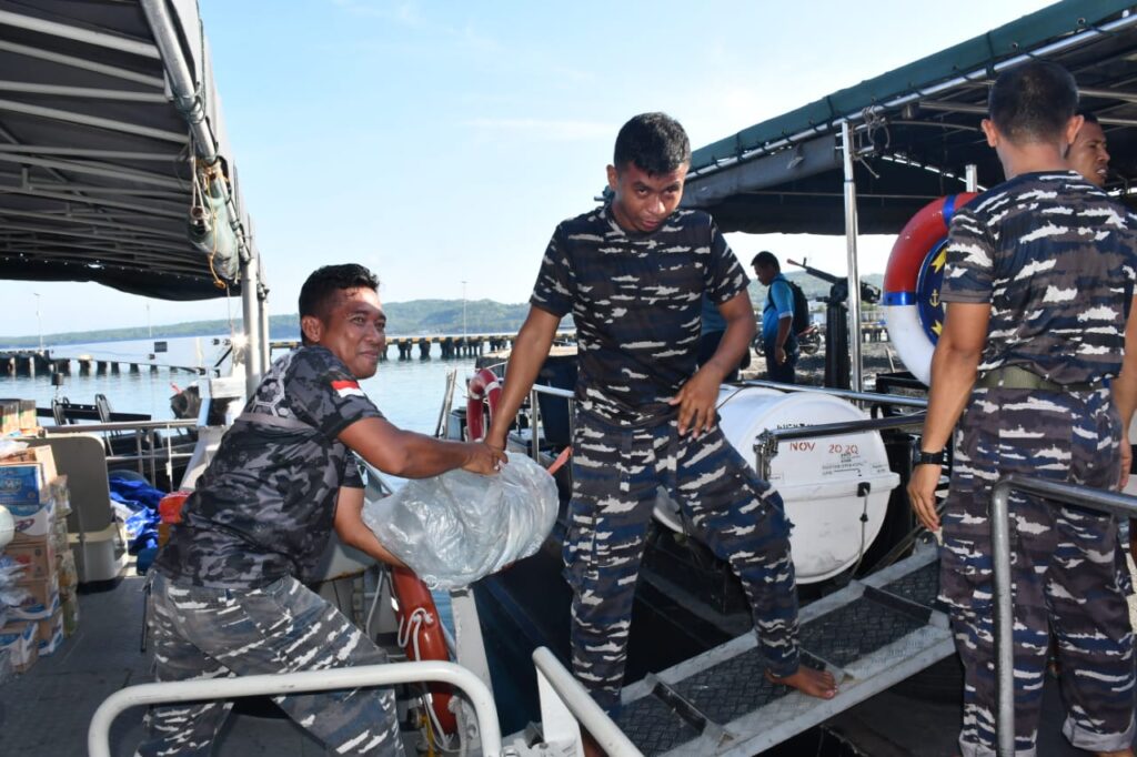 TNI AL Kirim Dua Kapal Perang Angkut Bantuan Untuk Korban Gempa ke Pulau-pulau Terluar Selayar