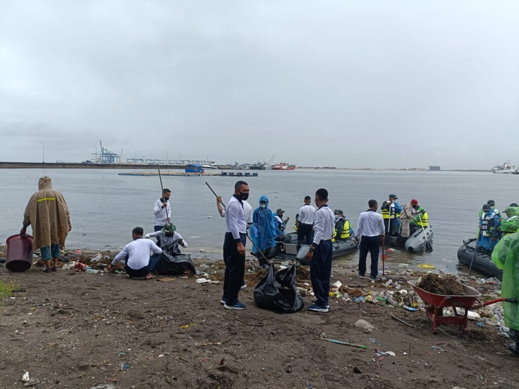 Lantamal VI dan PIP Makassar Berkolabarasi Bersih Pantai Di Tengah Cuaca Ekstrem