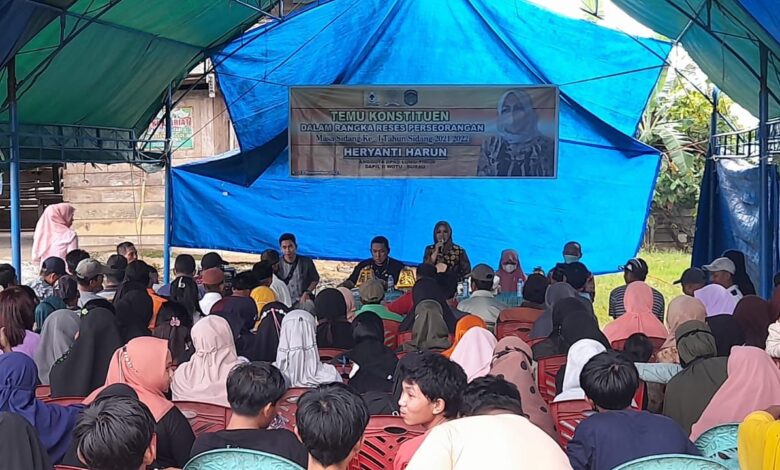 Reses di Lanosi, Sejumlah Warga Curhat ke Heryanti Harun Soal Jalan Rusak