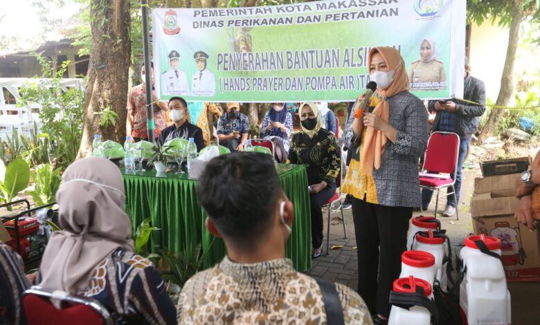 Fatmawati Serahkan Bantuan Alsintan 100 Unit Hand Sprayer Kepada Kelompok Tani