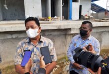 BERI KETERANGAN. Camat Marusu Suwardi (kiri) didampingi Kepala Desa Marumpa Bakri Saleh memberikan keterangan di lokasi pembangunan stasiun kereta api jalur Makassar-Parepare di Desa Marumpa, Kecamatan Marusu, Kabupaten Maros, Kamis (16/12/2021). foto: istimewa