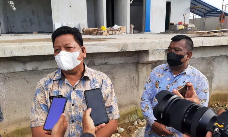 BERI KETERANGAN. Camat Marusu Suwardi (kiri) didampingi Kepala Desa Marumpa Bakri Saleh memberikan keterangan di lokasi pembangunan stasiun kereta api jalur Makassar-Parepare di Desa Marumpa, Kecamatan Marusu, Kabupaten Maros, Kamis (16/12/2021). foto: istimewa