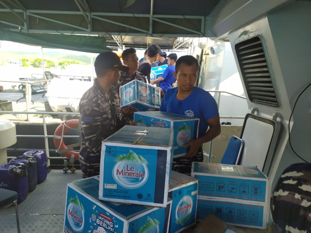 TNI AL Kerahkan Kapal Perang Distribusi Bantuan Korban Gempa di Pulau Terluar Selayar