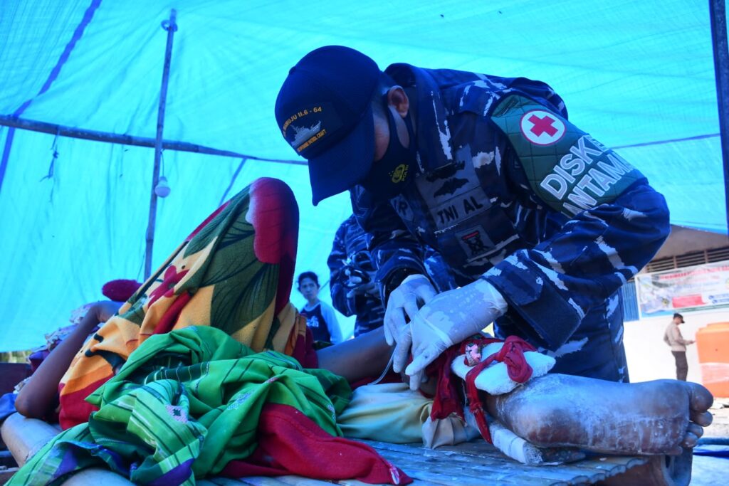 TNI AL Lakukan Pelayanan Medis Korban Gempa di Posko Pengungsian Pulau Kalaotoa Selayar