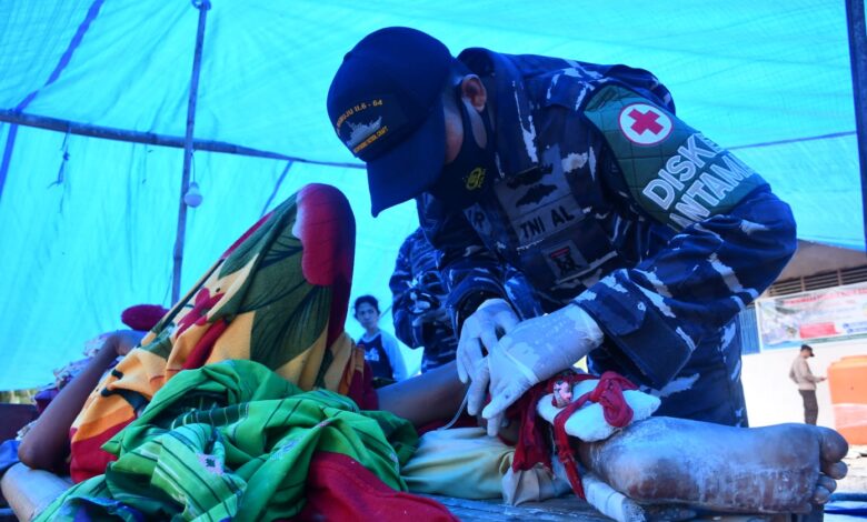 TNI AL Lakukan Pemeriksaan Medis Korban Gempa di Posko Pengungsian Pulau Kalaotoa Selayar.