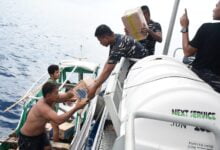 Kapal Perang TNI AL Berhasil Distribusi Bantuan Korban Gempa Diluar Pulau Selayar