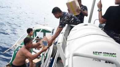 Kapal Perang TNI AL Berhasil Distribusi Bantuan Korban Gempa Diluar Pulau Selayar