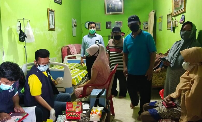 Sekdis Dukcapil Makassar Gelar Vaksinasi di Kediamannya