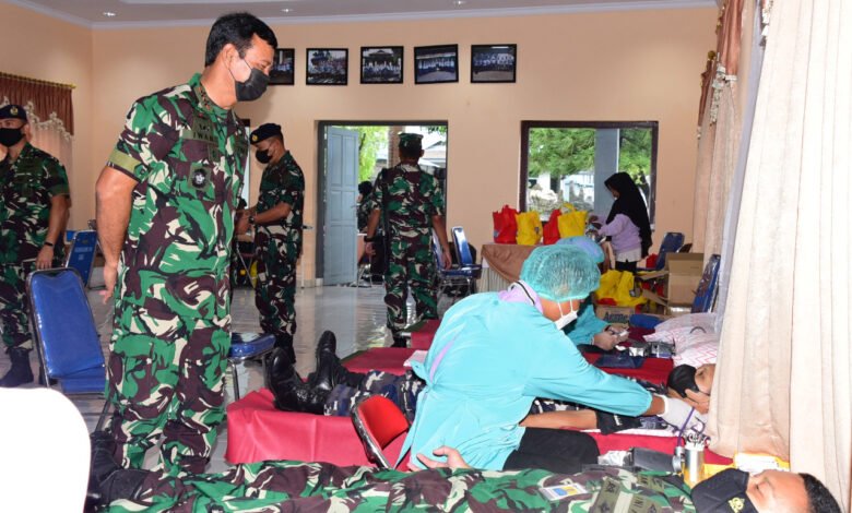Pangkoarmada II Tinjau Donor Darah dan Vaksinasi Diskes Lantamal VI