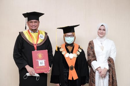 Usai Wisuda Doktor, Adnan: Saya Akan Terus Mengabdi untuk Daerah
