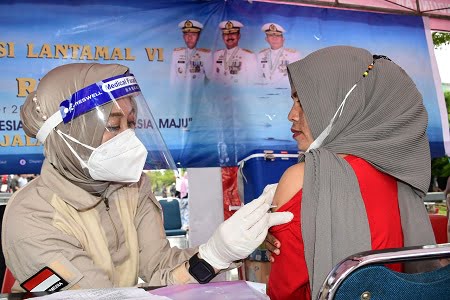 Peringati Hari Armada RI, Lantamal VI Baksos dan Vaksinasi Maritim di Anjungan Pantai Losari