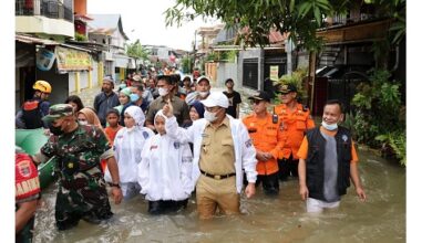 Banjir Makassar, Wali Kota Danny Terobos Kepungan Air Untuk Pastikan Logistik 3.600 Pengungsi Terpenuhi