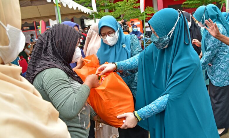 Hadiri Bulan Bhakti KSN, Naoemi Octarina Bagikan 200 Paket Sembako