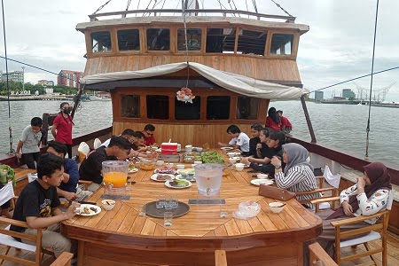 Pelesiran di Makassar, Nikmati Sensasi Tak Biasa di Wisata Kapal Pinisi