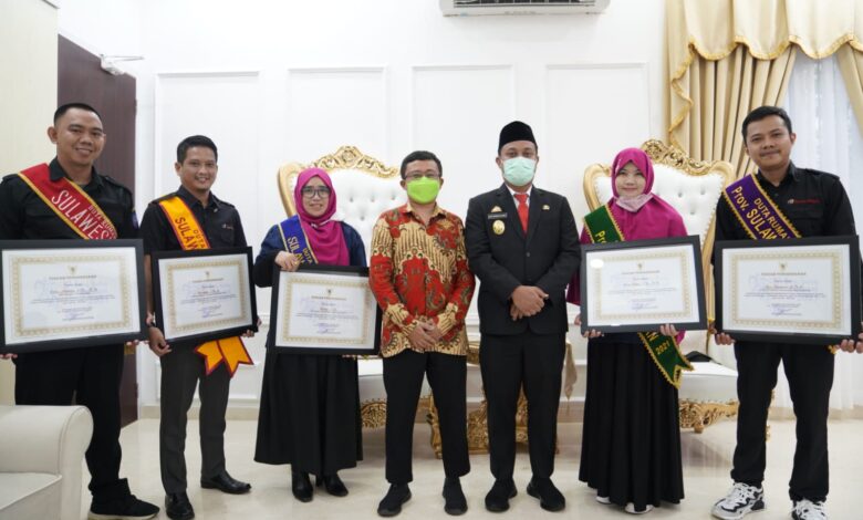 Andi Sudirman Beri Penghargaan Kepada 5 Duta Rumah Belajar Sulsel
