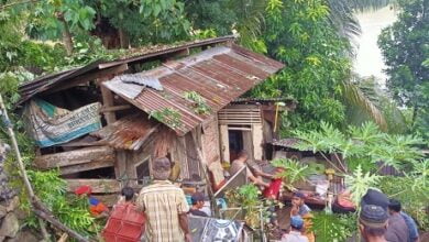 Rumahnya Rusak Tertimpa Pohon, Warga Sinjai Dapat Bantuan dari Plt Gubernur Sulsel