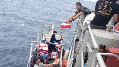 TNI AL KAL Mamuju II-6-64 Angkut 1000 Paket Bantuan Presiden Untuk Korban Gempa NTT ke Pulau Bonerate dan Kalaotoa
