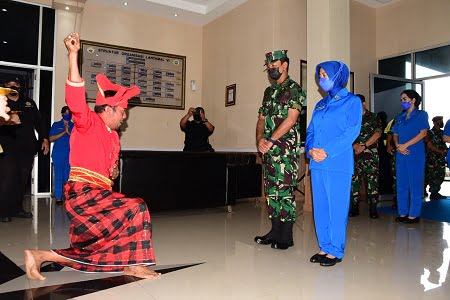 Tari Paduppa dan Tradisi Anggaru Sambut Pangkoarmada II di Mako Lantamal VI Makassar