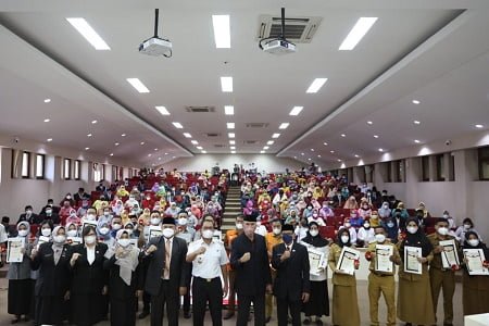 Sematkan Pin Emas Tanda Kehormatan, Wali Kota Makassar: Berkaryalah Penuh Dedikasi