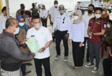 Serahkan Sertifikat Tanah PTSL 2021, Wali Kota Hadi Harap Bisa Jadi Modal Produktif