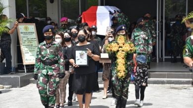 Lantamal VI Gelar Upacara Militer Pemakaman Mayor Laut Hans Sundalangi