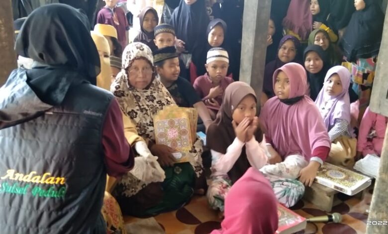 Tim Andalan Peduli Sulsel Salurkan Bantuan Al-Qur'an Dua Tempat Mengaji di Kabupaten Pinrang