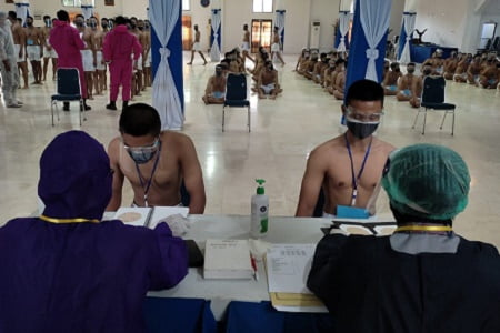 Calon Prajurit TNI AL Jalani Test Kesehatan Pertama