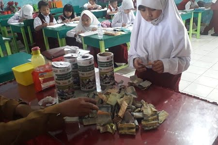 Sisihkan Uang Jajan, Siswa-siswi SD Inpres IKIP Makassar Ingin Bantu Guru Pelosok