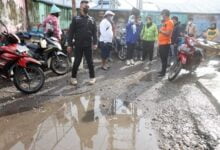 Tinjau Sabtu Bersih Kecamatan Ujung Tanah, Wawali Fatma Minta Perbaikan Jalan Sabutung