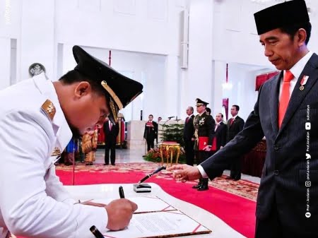 "Hoaks", Beredar Foto Jokowi Lantik Andi Sudirman Gubernur Sulsel, Kadis Kominfo: Itu Foto Lama