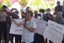 Tolak Vaksinasi Anak, Aliansi Peduli Anak Unjuk Rasa di Kantor Dinkes Dan Dinas Pendidikan Bone