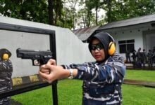 Srikandi Laut Lantamal VI Makassar Jago Menembak Pistol