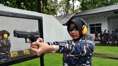 Srikandi Laut Lantamal VI Makassar Jago Menembak Pistol