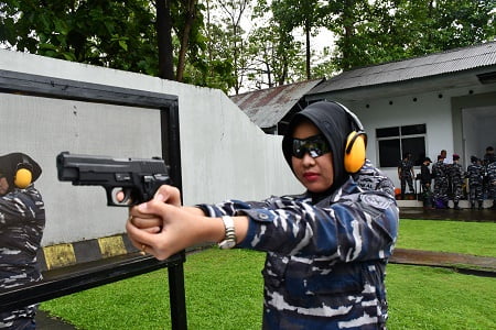 Srikandi Laut Lantamal VI Makassar Jago Menembak Pistol