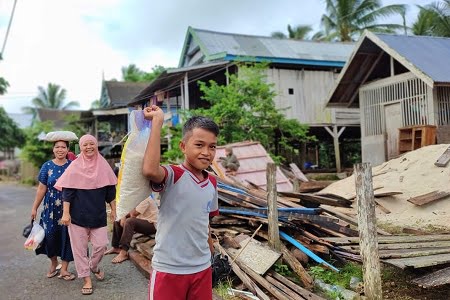 Bantuan Pangan Bahagiakan Warga Korban Gempa di Selayar