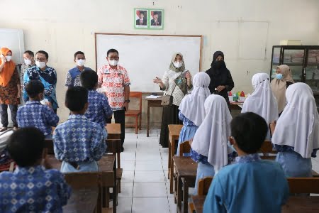Fatmawati Rusdi Pantau Tes GeNose Murid SD di Makassar