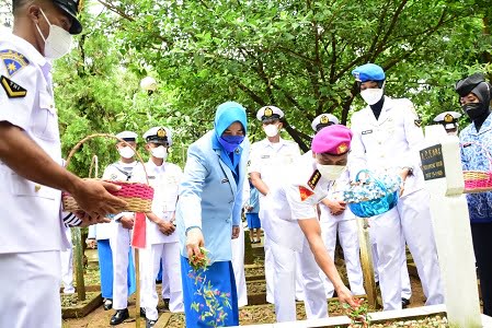 Jelang Hari Dharma Samudera, Lantamal VI Ziarah Rombongan ke TMP Panaikang Makassar