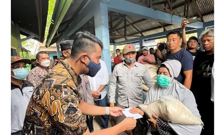 Andi Sudirman Salurkan 2 Ton Beras untuk Korban Kebakaran Pasar Sentral Sinjai
