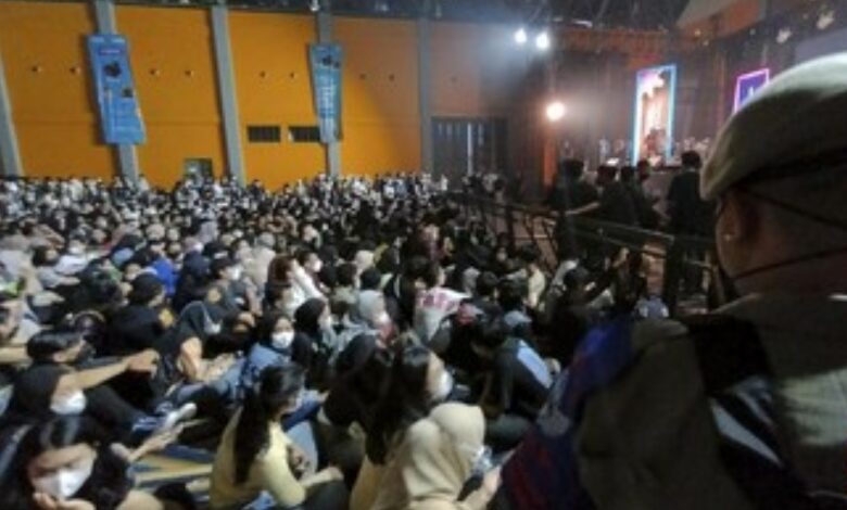 Konser Picu Kerumunan, Petugas Bubarkan Secara Paksa dengan Padamkan Listrik
