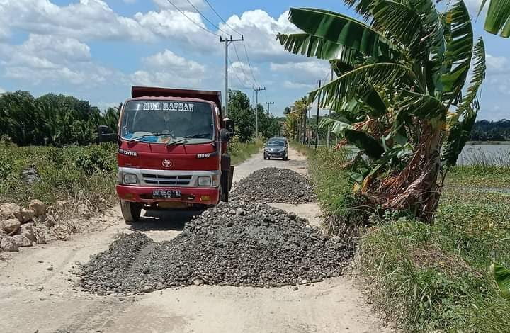 Tamparan Buat Pemerintah Bone! Pemuda Cenrana Perbaiki Jalan dengan Swadaya