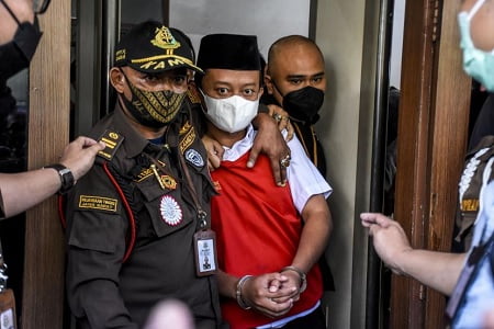 Hakim Memvonis Penjara Seumur Hidup Herry Wirawan Pelaku Pemerkosaan Belasan Santriwati di Bandung