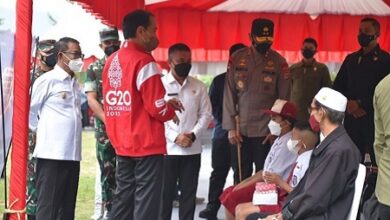 Jokowi Tinjau Vaksinasi di Kompleks Bandara Sis Aljufri Mutiara Palu