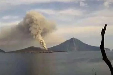 Level Waspada, PVMBG Catat Letusan Gunung Anak Krakatau 9 Kali Hari Ini