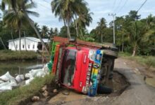 Terperosok di Jalan Berlubang, Sebuah Truk Pengangkut Gabah Terbalik