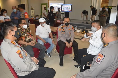 Bersama Wakapolda Sulteng, Wali Kota Hadi Ikuti Pengarahan Presiden Jokowi Soal Percepatan Vaksinasi