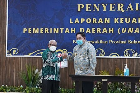 Abdul Hayat Serahkan LK Pemprov Sulsel Unaudited Tahun 2021 ke BPK