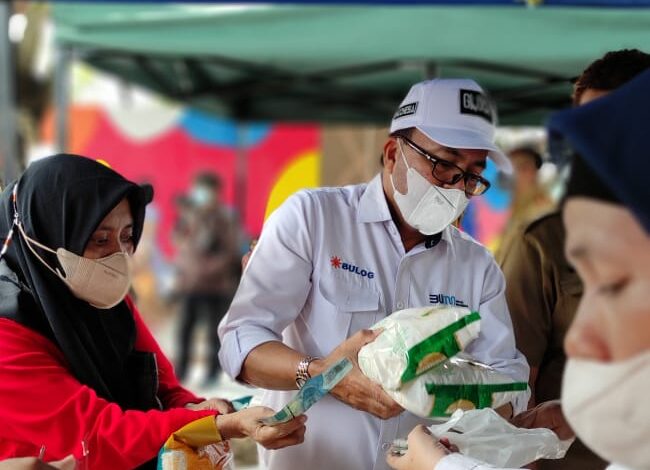 Pasar Sembako Murah di Monumen Mandala Makassar Ramai Diserbu Warga