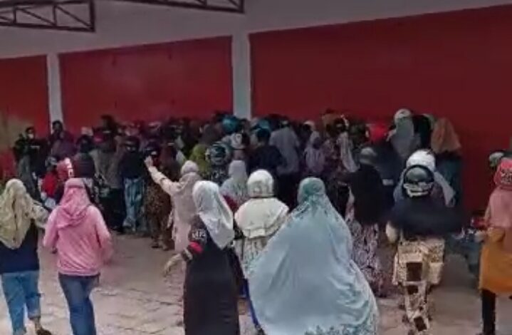 Rela Berdesakan! Ratusan Emak-emak di Bone Serbu Toko untuk Dapatkan Minyak Goreng Se-liter
