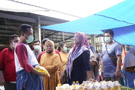 Gubernur Sulsel Ajak Warga Bantu Pelaku Usaha Mikro dengan Belanja di Pasar Tradisional